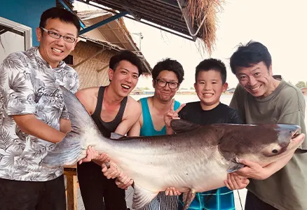 旅館の浴衣を着て談笑する女性2人の写真