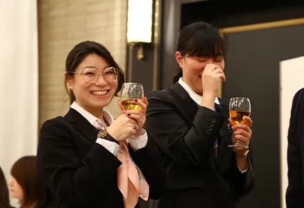 椅子に座って拍手をする社員たちの写真
