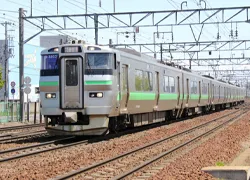 線路を走る電車の正面の写真