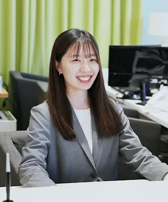 笑顔で手を差し伸べる女性社員の写真