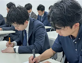 社員からの質問に答える講師の写真