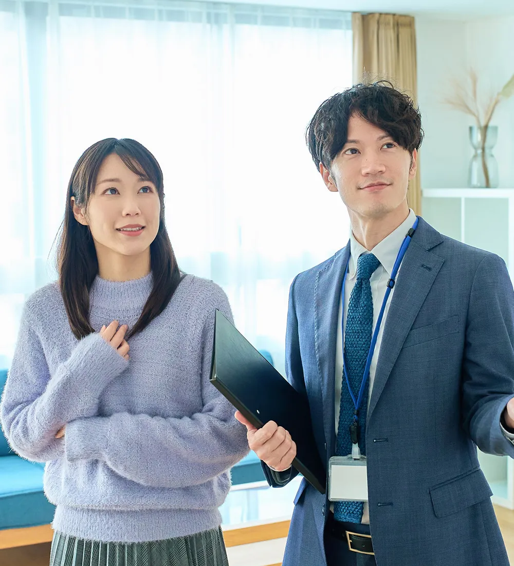 スマートフォンを耳に当てて話しながら歩くスーツ姿の男性の写真